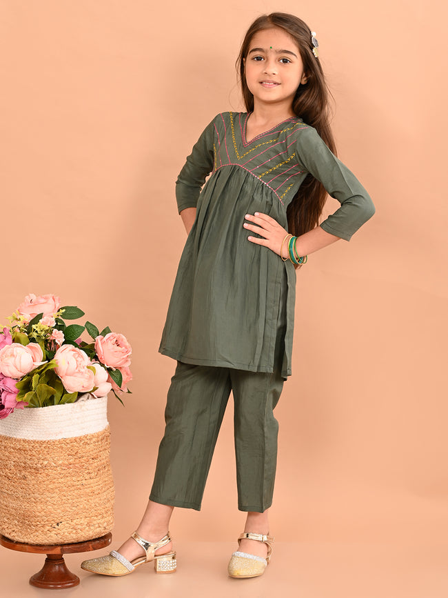 Girls Ethnic Motifs Yoke Design Zardozi Pure Cotton Empire Kurta With Trousers