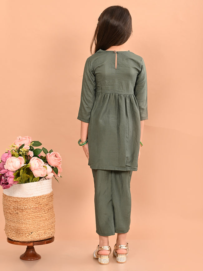 Girls Ethnic Motifs Yoke Design Zardozi Pure Cotton Empire Kurta With Trousers