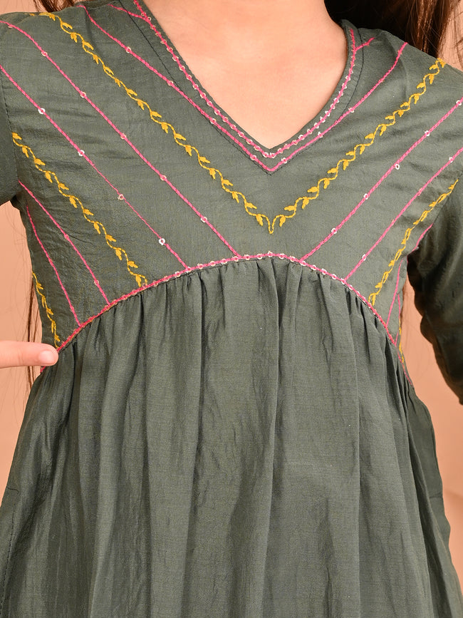 Girls Ethnic Motifs Yoke Design Zardozi Pure Cotton Empire Kurta With Trousers